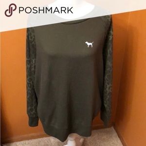 Hunter green leopard Pink sweatshirt